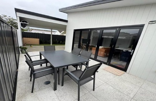 Ettalong Beach House | Cozy Cabin with Ocean Views and Free Wifi
