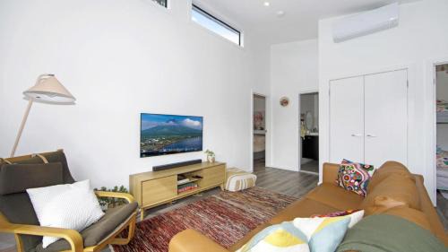 Ettalong Beach House | Cozy Cabin with Ocean Views and Free Wifi