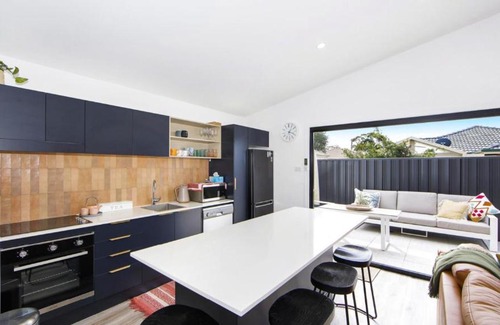 Ettalong Beach House | Cozy Cabin with Ocean Views and Free Wifi