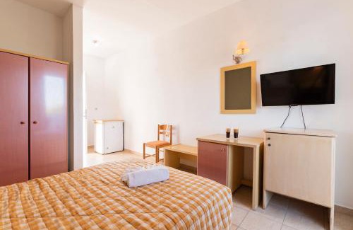 Theologos Hotel | Idyllic Summer View: Poolside Retreat with Oceanfront Bliss