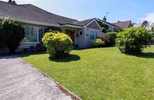 Gorran Haven House | Cozy Summerfield Cottage: Pet & Child Friendly Retreat