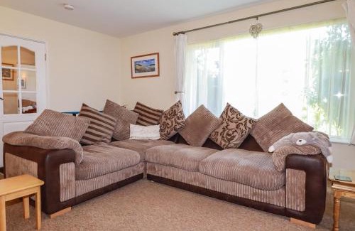Gorran Haven House | Cozy Summerfield Cottage: Pet & Child Friendly Retreat