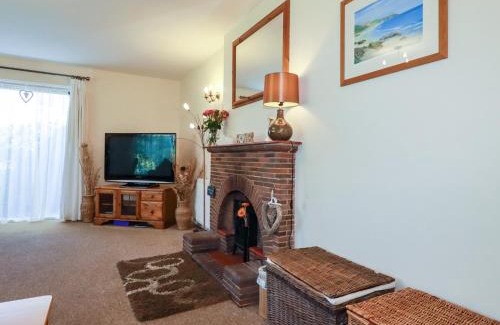 Gorran Haven House | Cozy Summerfield Cottage: Pet & Child Friendly Retreat