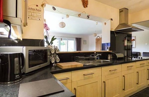 Gorran Haven Cottage | Cozy Summerfield House with Hot Tub, Pet Friendly Retreat