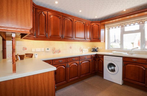 Uttoxeter House | Family-Friendly Summerfields Cottage in Uttoxeter Awaits