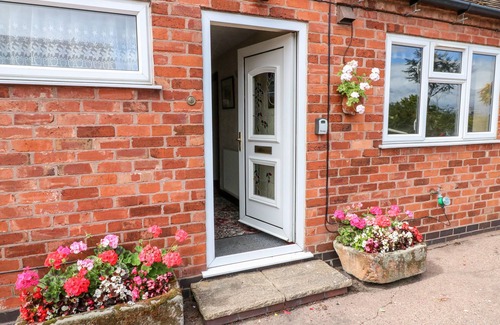 Uttoxeter House | Family-Friendly Summerfields Cottage in Uttoxeter Awaits