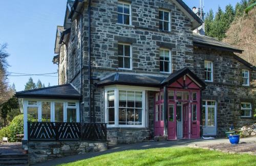 Gwynedd- Snowdonia House | Discover Summerhill Guest House: 4-Star Comfort Awaits