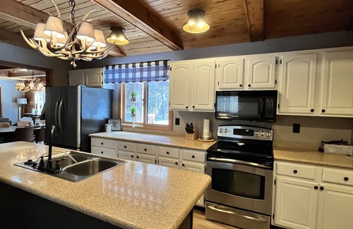 Cook Cabin | Discover "Summerhouse": Pines, Water Views & Family Fun