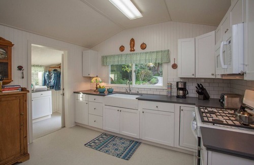 Summerland House | Historic Summerland Stagecoach Cottage with Family-Friendly Amenities