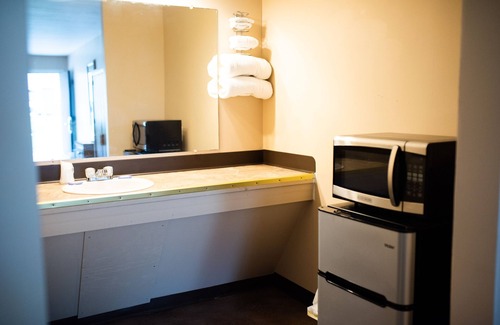 Summersville Hotel | Relaxing Summers Inn: Family-Friendly with Complimentary Breakfast