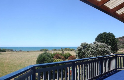 Rangihaeata Bed & Breakfast | Beachfront Retreat: Summerspring with Private Ocean Views