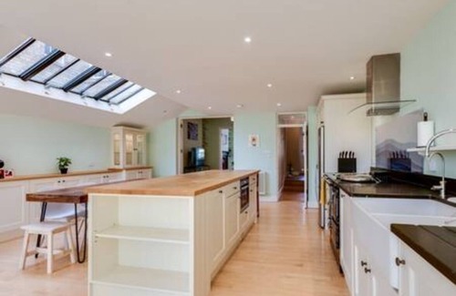 Summertown House | Bright Summertown 4-BR Family Home with Breakfast Included