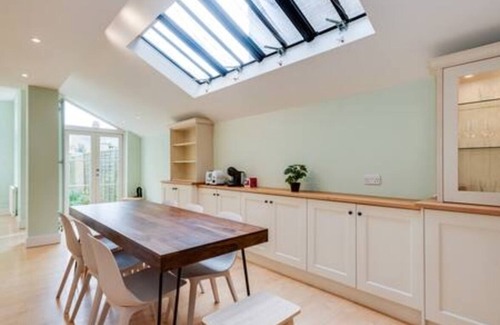 Summertown House | Bright Summertown 4-BR Family Home with Breakfast Included