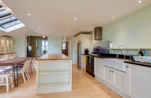 Summertown House | Bright Summertown 4-BR Family Home with Breakfast Included