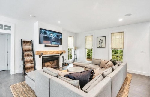 East Hampton House | Experience Summit Harborside Bliss with Family-Friendly Amenities