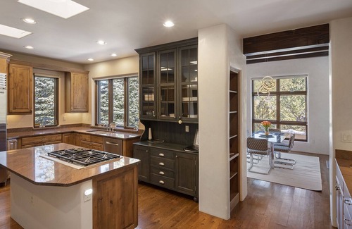 North Hills House | Summit House: 4bed+Closest to Ski SF+2min walk to 10K Waves