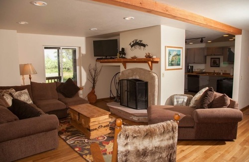 Mancos Cabin | Pet Friendly Summit Lake Cabin Near Mesa Verde & Skiing