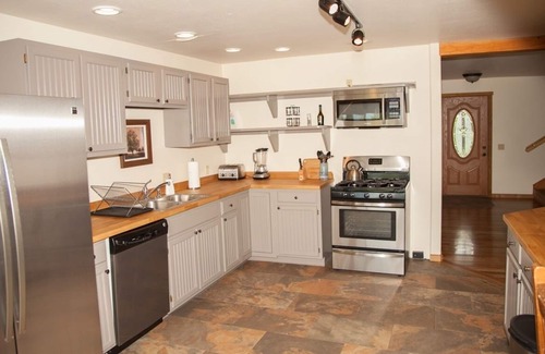 Mancos Cabin | Pet Friendly Summit Lake Cabin Near Mesa Verde & Skiing