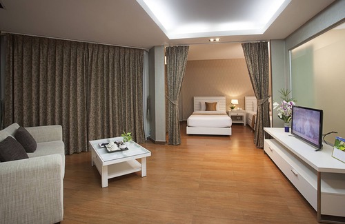 Prawet Hotel | Discover Summit Pavilion: Family-Friendly with Pool & Spa