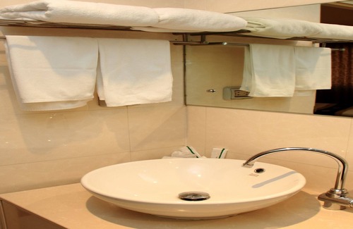 Prawet Hotel | Discover Summit Pavilion: Family-Friendly with Pool & Spa