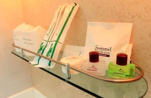 Prawet Hotel | Discover Summit Pavilion: Family-Friendly with Pool & Spa