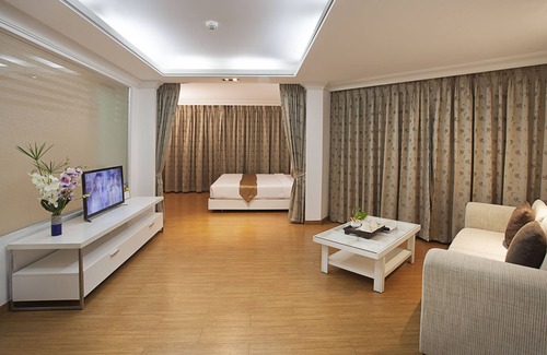 Prawet Hotel | Discover Summit Pavilion: Family-Friendly with Pool & Spa