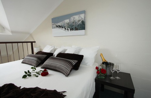Falls Creek House | Experience Summit Ridge Alpine Lodge with Spa & Hot Tub