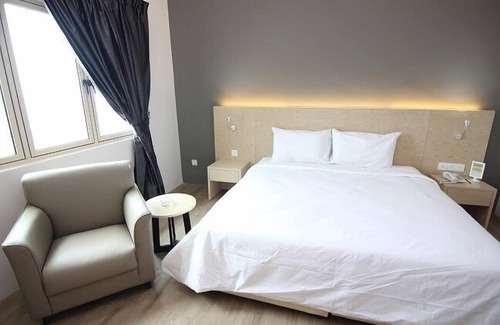 Pegawai Hotel | Welcoming Summit Signature Hotel Batu Pahat with Great Amenities