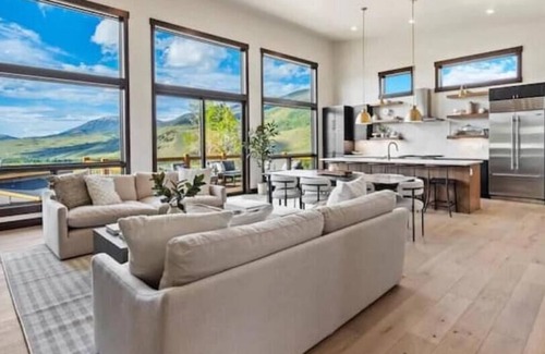 Silverthorne House | Discover Summit Sky Sanctuary: Relax by the Lake and Spa