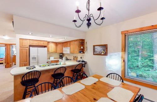 North Troy Apartment | Delightful Summit Solitude: Family-Friendly Getaway Awaits
