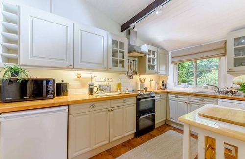 Moreton-in-Marsh Cottage | Pet-Friendly Star Cottage: Perfect Family Getaway in Cotswolds
