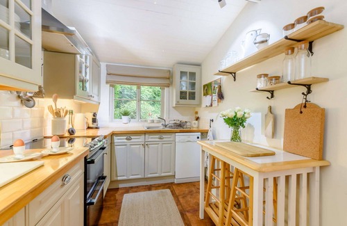 Moreton-in-Marsh Cottage | Pet-Friendly Star Cottage: Perfect Family Getaway in Cotswolds