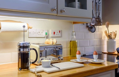 Moreton-in-Marsh Cottage | Pet-Friendly Star Cottage: Perfect Family Getaway in Cotswolds