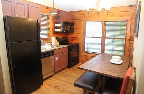 Gordonsville Cabin | Experience Shenandoah Crossing: 2 Bedroom Resort Cabin Retreat