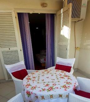 Babilonija Apartment | Pet-Friendly Sunčani Apartman 1 with Oceanfront Views