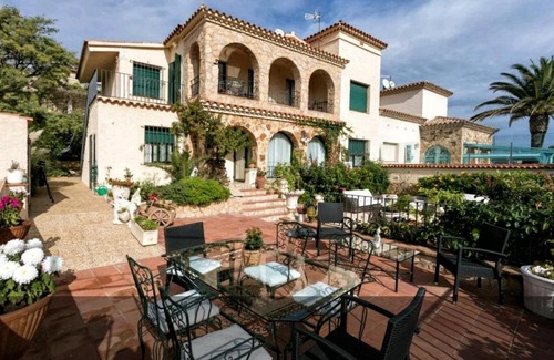 Sant Feliu de Guixols Apartment | Discover Sun and Beach: Pet-Friendly Oceanfront Retreat