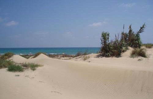 Lomas House | Beachfront Bliss at Sun & Blue Sea: 4-Star Family Retreat