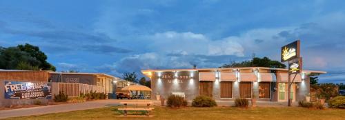 Swan Hill Hotel | Relax at Sun Centre Motel: Kid-Friendly with Pool & Breakfast