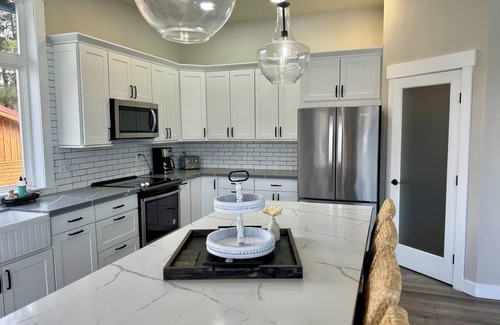 Orondo House | Sun Cove - Lake Entiat - 4 bedroom + fenced yard + Lake and Mountain views