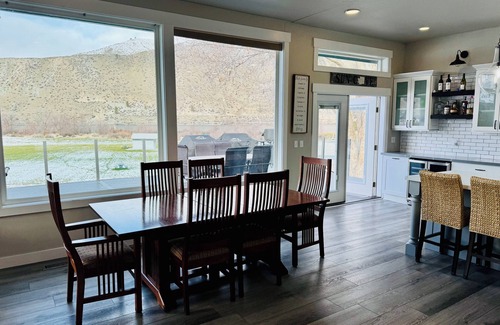 Orondo House | Sun Cove - Lake Entiat - 4 bedroom + fenced yard + Lake and Mountain views