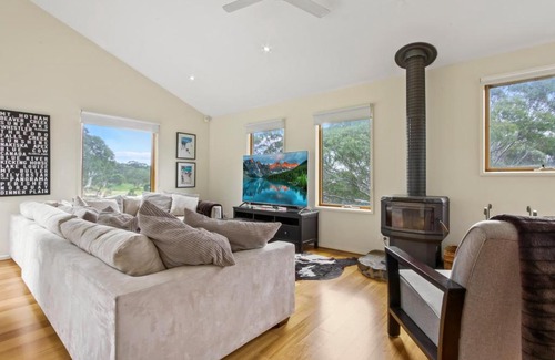 Dinner Plain Apartment | Experience Sun Dew: Family-Friendly Retreat with Kitchen Amenities