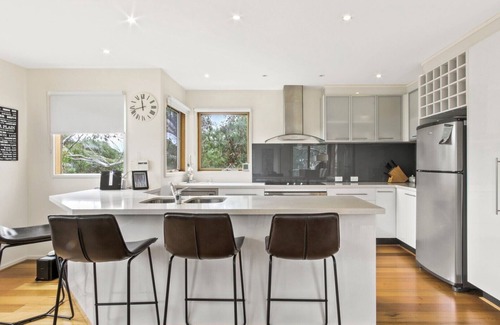 Dinner Plain Ski Chalet | Sun Dew - Modern Chalet Ideal for Family Getaways