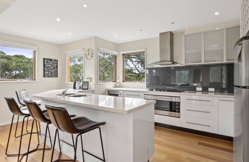 Dinner Plain Ski Chalet | Sun Dew - Modern Chalet Ideal for Family Getaways