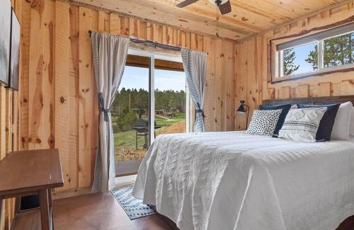 Custer House | Bright Escape at Sun Filled Joy BHBungalows #8 with Hot Tub
