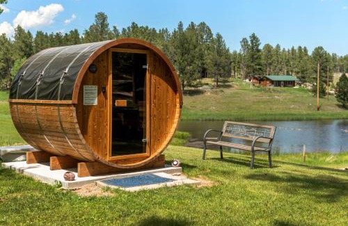 Custer House | Bright Escape at Sun Filled Joy BHBungalows #8 with Hot Tub