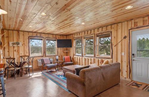 Custer House | Bright Escape at Sun Filled Joy BHBungalows #8 with Hot Tub