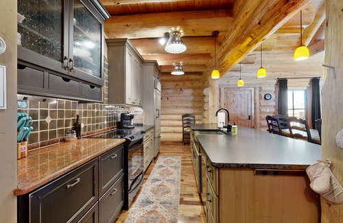 South Fork House | Inviting Mountain Retreat with Games, Deck & Scenic Views