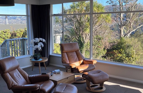 Dunedin House | Sun-filled retreat close to the University of Otago and Botanic Gardens