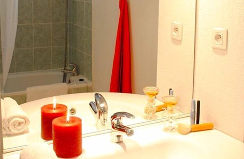 Saint-Saturnin-les-Avignon Apartment | Pet-Friendly Retreat at Sun Hols les Rives du Lac
