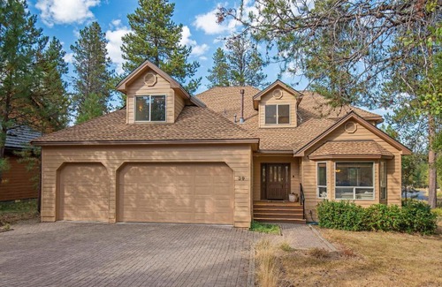 Redmond House | Sun Haven: Family-Friendly Retreat with Pool & Breakfast